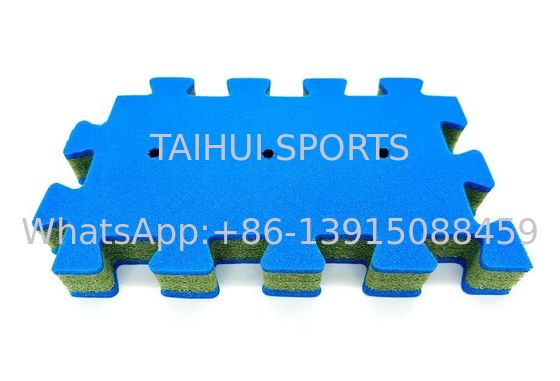 Parco giochi sottopiano di erba artificiale